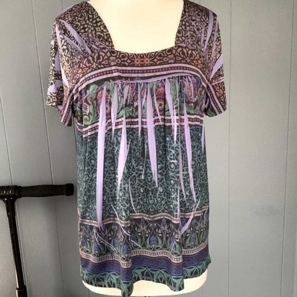 APT.9 short sleeve colorful top. Worn once. Size 1X, length 27”.